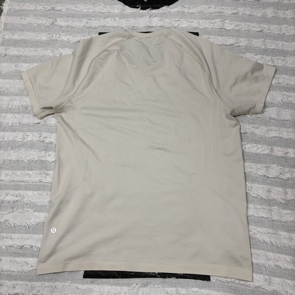 Lululemon Shirt Mens Beige Sz M Tan Metal Vent Tech Outdoor Gym Casual Gorpcore - Picture 11 of 12